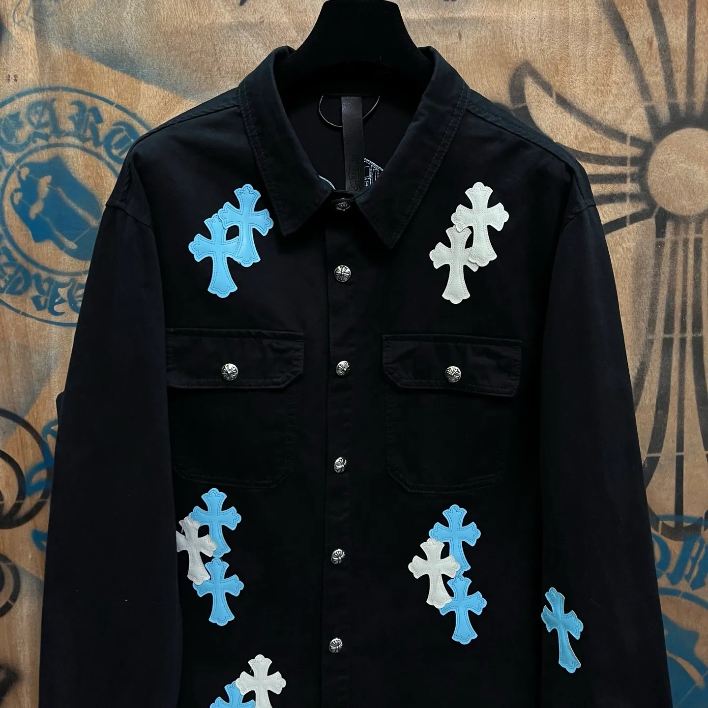 P610 Wang Zha has a new one! Heavy 15.5oz! Kill all market versions instantly! The price has bottomed out. Chrome Hearts Haute Couture Chrome Hearts patchwork leather denim jacket. The choice of high-grade twill denim custom-made fabrics is very important. It distinguishes the low version and wrong version of all pure black denim fabrics on the market. The cross patchwork leather is all imitation lambskin. All dyeing is completely restored without color difference. The inner leather label is first-layer calfskin. All hardware is 925 silver plated. It distinguishes all versions on the market. There is no better casual comparison in the market. Same style for men and women S-XL
